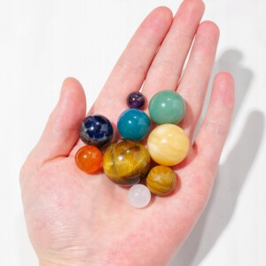 UKŁAD SŁONECZNY MIENRAŁY KAMIENIE W DREWNIANEJ SZKATUŁCE PREZENT 9 PLANET - miniatura 8