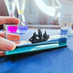 DEKORACYJNY AKRYLOWY STATEK PIRACKI ŁÓDŹ PERŁA DRYFUJĄCY OZDOBA PREZENT - miniatura 9