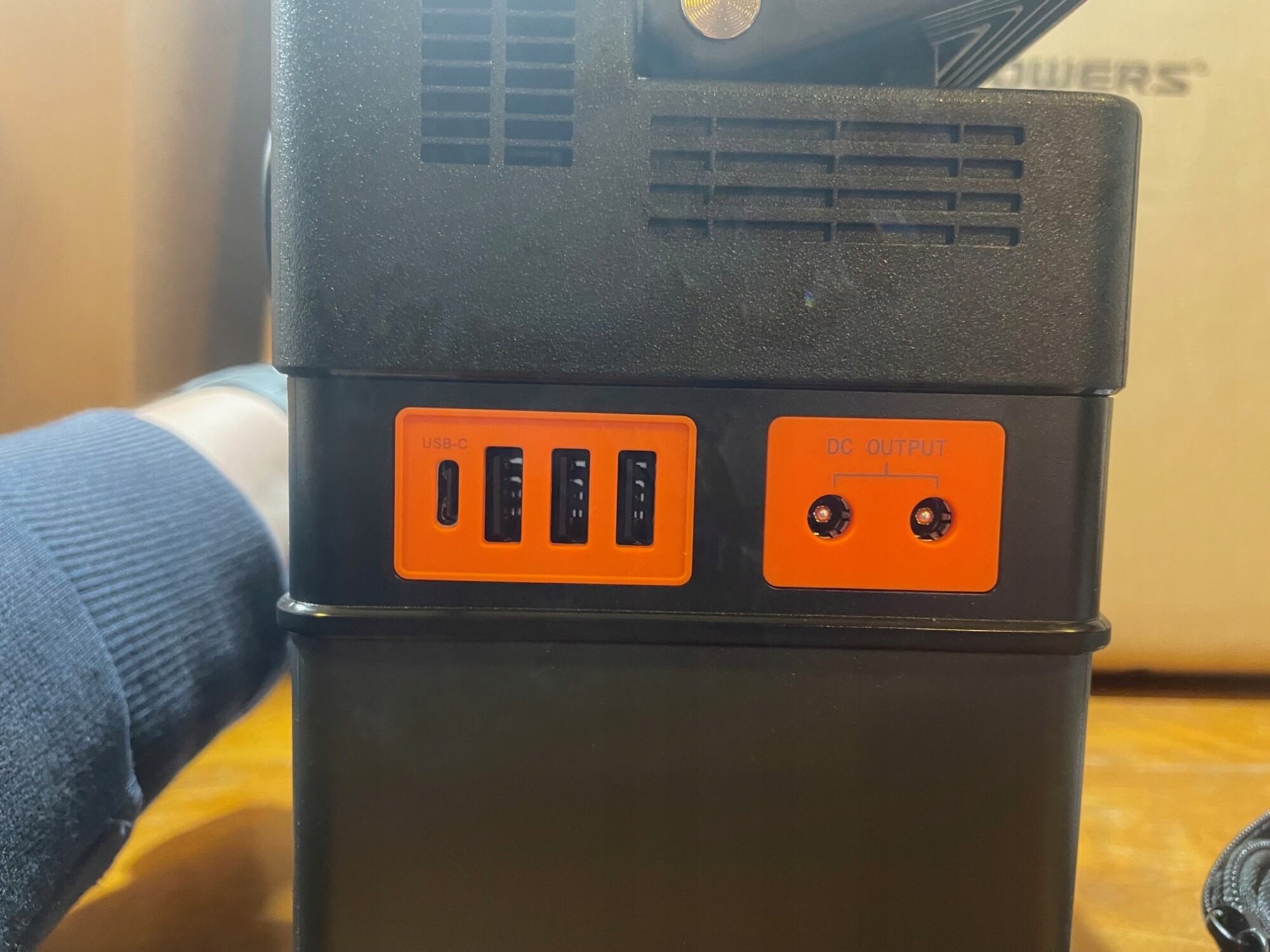 Duży pojemny powerbank ładowarka do 10 urządzeń na camping 78.000mah 300w - obrazek 10