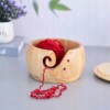 Drewniana miska na włóczkę wełny do szydełkowania ozdobna jasna 15x8 cm - miniatura 3