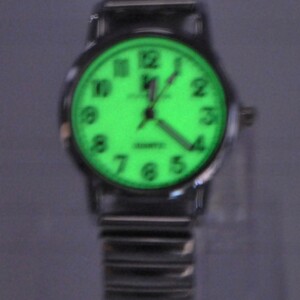 Zegarek na gumce świecący w ciemności dla seniora wygodny srebrny prezent - miniatura 3