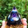 Piramida ORGONIT +LED Lampka PODSTAWA 5cm KRYSZTAŁ KAMIENIE AMULET 5cm HX03 - miniatura 4